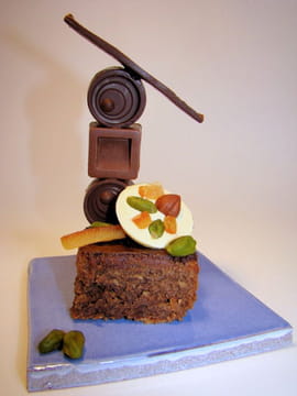 Petite pyramide de douceurs : mirliton cacao-agrumes, chocolats caramel sal�, ganache gianduja et mendiants