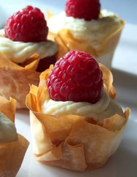 Mousse de chocolat blanc et framboises en croustillants
