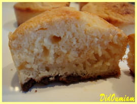 Muffins pomme-litchis sur leurs tapis de chocolat