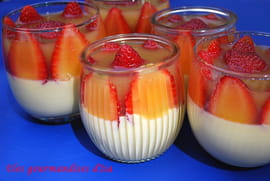 Verrines de cr�me � la vanille, gel�e d abricots aux fraises