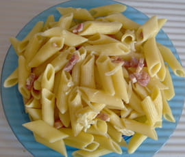 P�tes aux petits lardons, oignons et cr�me fra�che