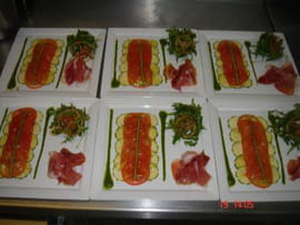 Carpaccio de courgette et de tomate au pesto