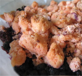 Crumble de myrtilles aux biscuits roses de Reims