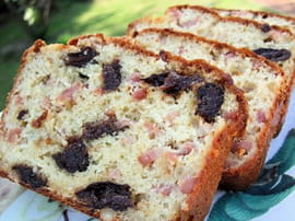 Cake lardons, pruneaux et pignons