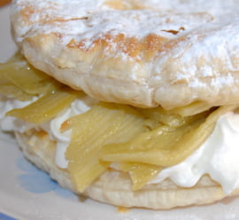 Feuillet� � la rhubarbe et � la chantilly