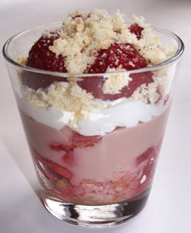 Trifle de fraises � la rose et au chocolat blanc