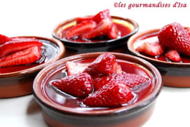 Petites cr�mes au fromage de ch�vre, fraises au sirop de vin rouge