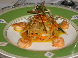 Saut� de l�gumes et gambas au foie gras