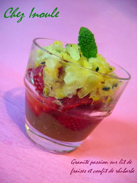 Granit� passion sur lit de fraises et rhubarbe