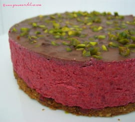 Entremets framboise et chocolat aux �clats de pistache