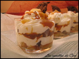 Trifle poire et cookies, coulis caramel au beurre sal�
