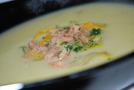 Potage aux endives � l orange, garniture de crevettes