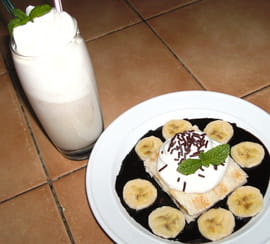 Croques et milk-shake banane sur coulis de chocolat
