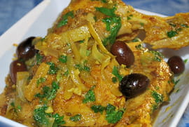 Tajine de poulet au citron et olives noires