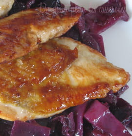 Supr�mes de pintade, chou rouge confit aux pommes