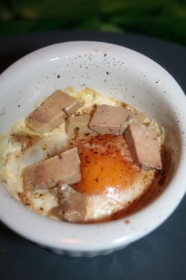 Oeufs cocotte aux �clats de foie gras et tonka