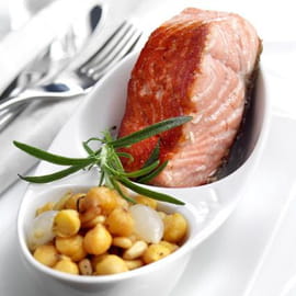 Saumon de Norv�ge grill� aux pois chiches et pignons de pin