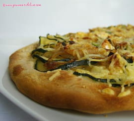 Pizza courgette-oignon � l emmental