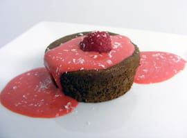 Fondant au chocolat et son coulis coco-framboises