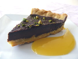 Tarte au chocolat �pic� et pistache et son coulis