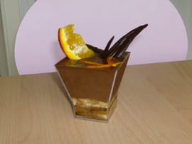 Mousse au chocolat sur lit de biscuits