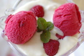 Verrine de mousse au chocolat blanc et de sorbet � la framboise