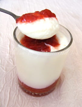 Yaourts � la confiture de fraises maison