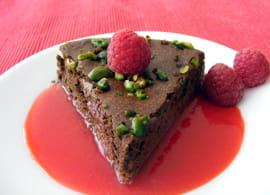 Moelleux choco-pistache et son coulis de framboises