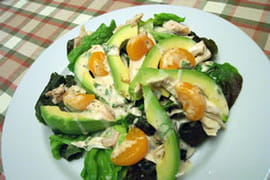 Salade d avocat au poulet, sauce moutarde au miel
