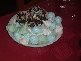 Meringues de toutes les couleurs, chocolat et amandes