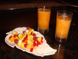 Soupe glac�e de melon et brochettes de fruits