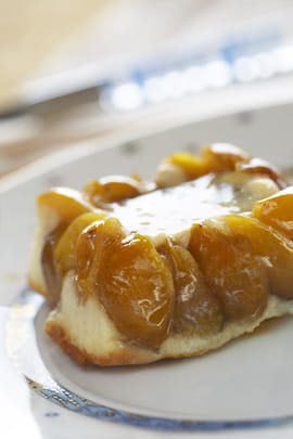 Carr� au fromage en couronne de prunes 