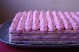 G�teau � �tages � la pistache et cr�me framboise