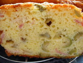 Cake olives vertes, mimolette et jambon aux herbes