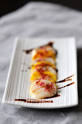 Carpaccio de Saint-Jacques à la mangue, caramel de vinaigre balsamique Carpaccio de Saint-Jacques à la mangue, caramel de vinaigre balsamique