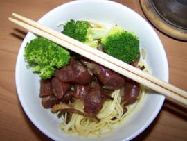 Nouilles aux saucisses chinoises et brocolis