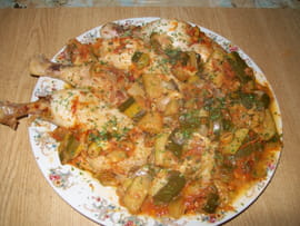 Cuisses de poulet et courgettes � la sauce tomates