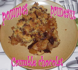 Crumble chocolat aux pommes et aux pruneaux