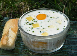 Oeufs cocotte comt�, tomates sech�es et ciboulette
