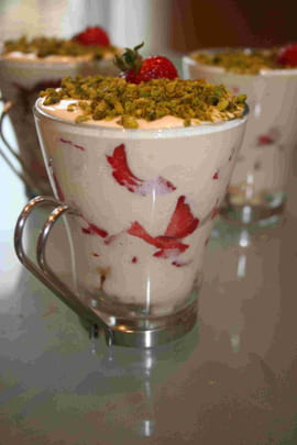 Tiramisu aux fraises et �clats de pistache