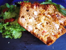Cake � la feta, olives noires et tomates s�ch�es