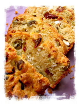 Cake aux tomates s�ch�es, feta et olives