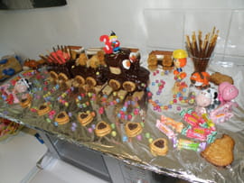G�teau d anniversaire en train et bonbons