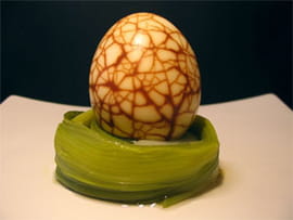 Oeuf marbr� au th� sur son nid de poireaux vinaigre