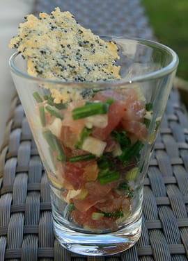 Tartare de thon, tuile parmesan-pavot