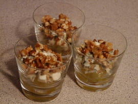 Verrine roquefort, noix et raisin