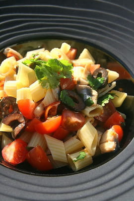 Salade de penne, olives noires, anchois marin�s
