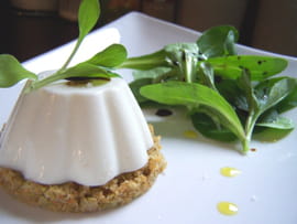 Panna cotta de brebis sur sa cro�te aux olives vertes