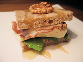 Sandwich au reblochon, miel et noix
