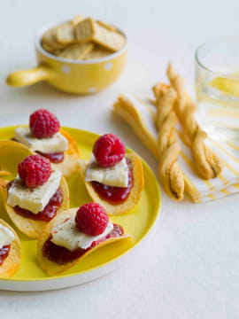 Tuiles fondantes de brie � la confiture de framboise